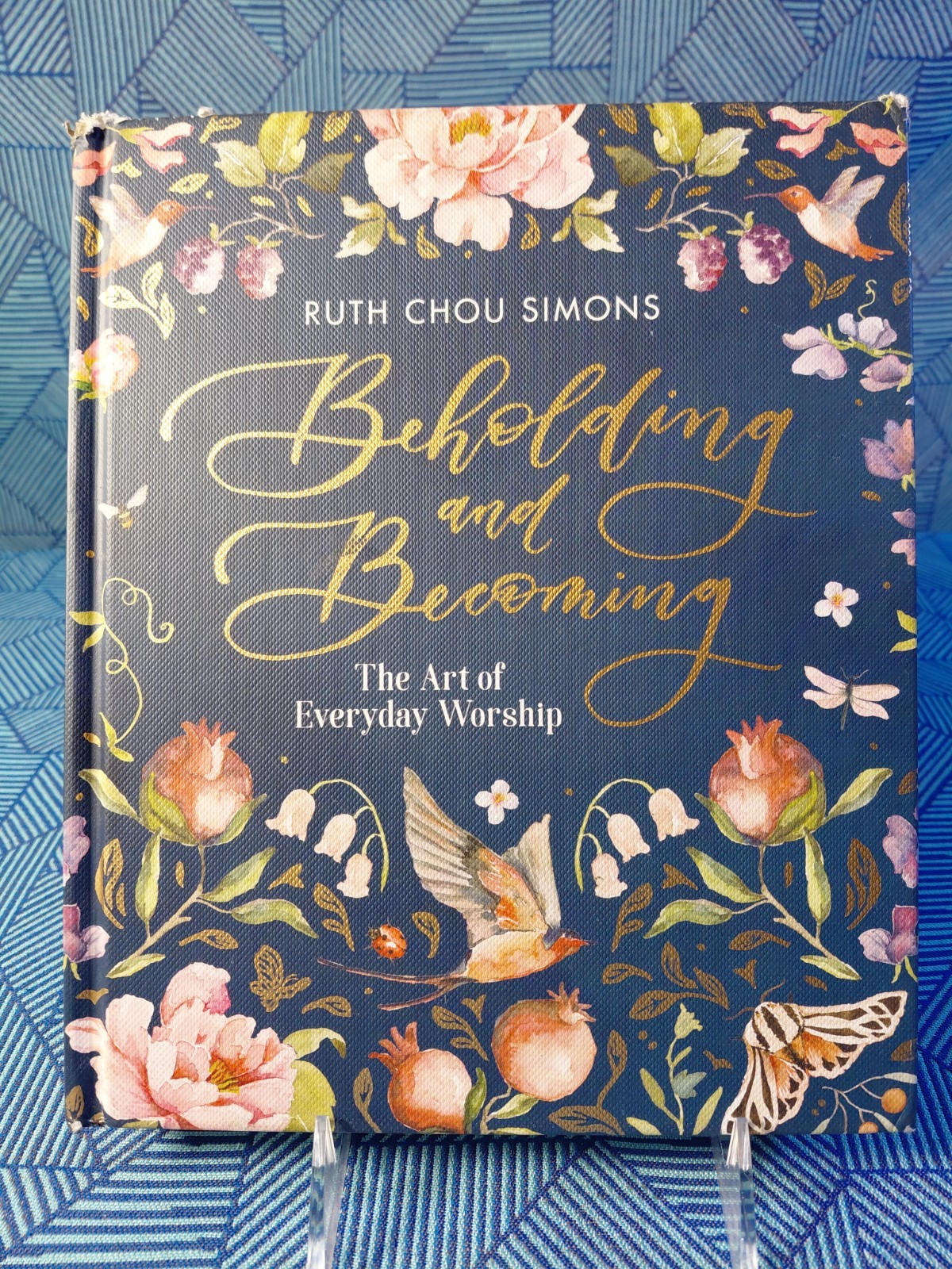 Beholding and Becoming: The Art of Everyday Worship by Ruth Chou Simons HC