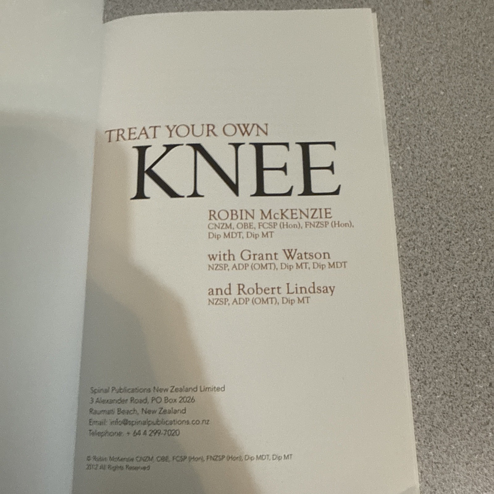 Treat Your Own Knee (838) – paperback Robin McKenzie|Melany Joy Beck|Jono Sm…