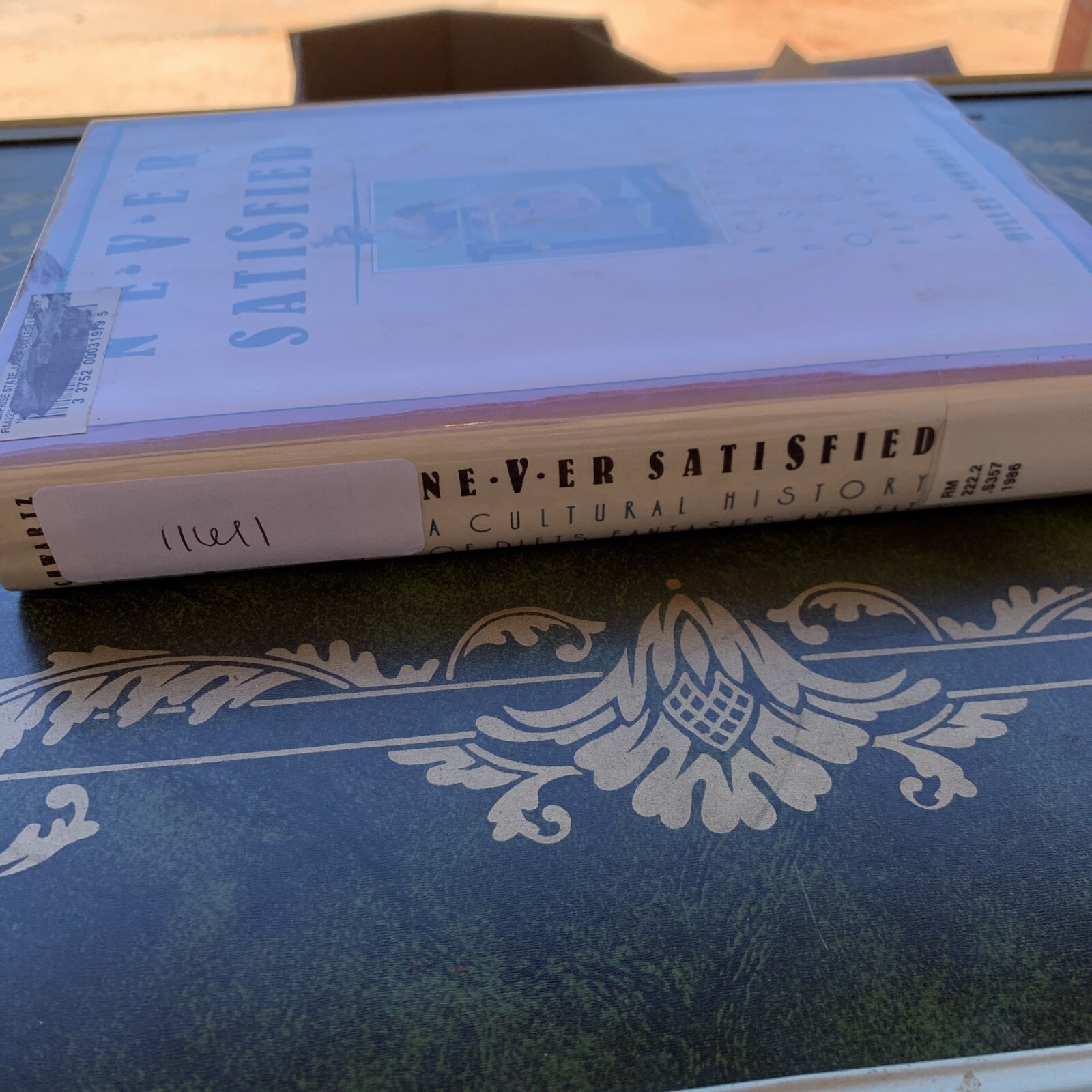 Never Satisfied: A Cultural History Of Diets By Hillel Schwartz 1986 HC/DJ