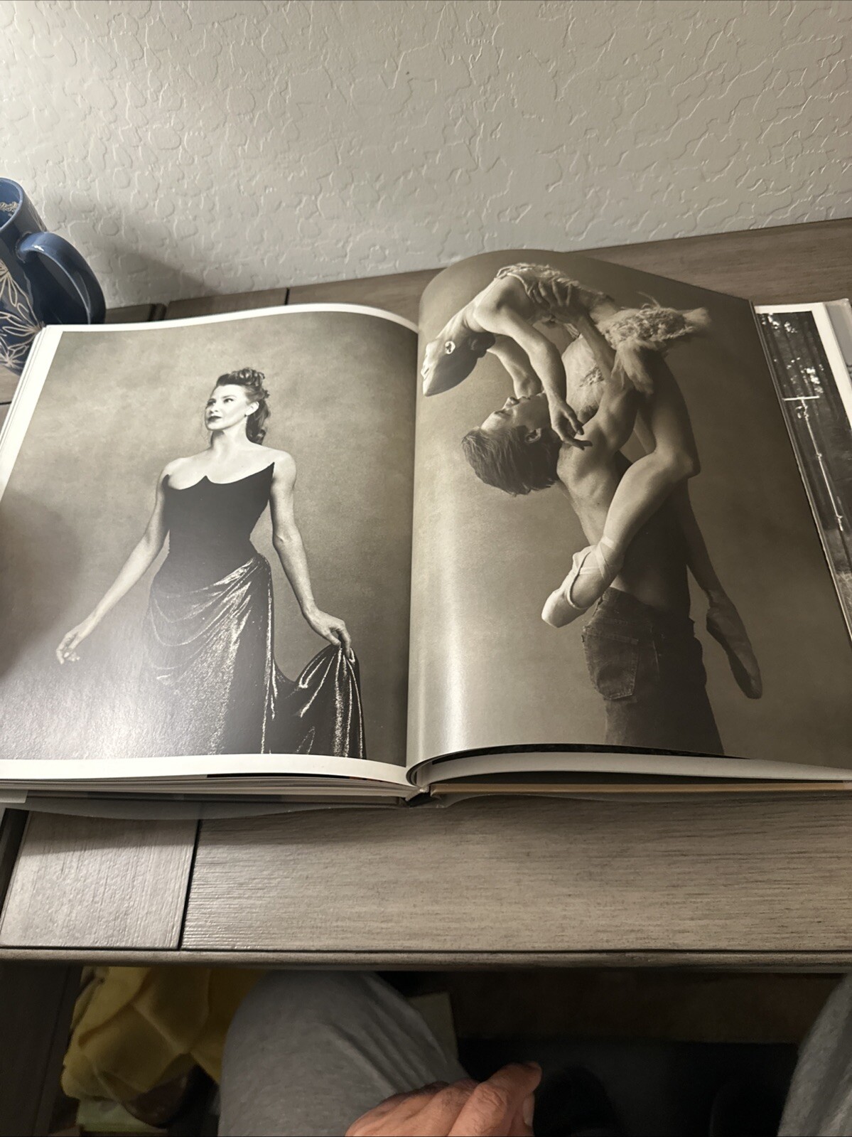 Photographs by Annie Leibovitz 1970-1990 Hardcover 1991 1st Edition Dust Jacket