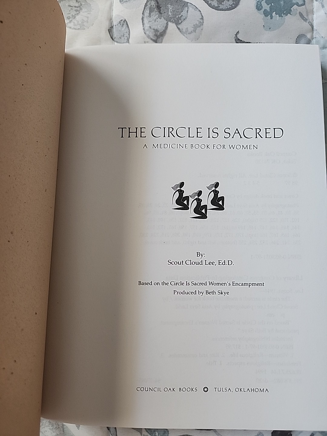 The Circle Is Sacred Medicine Book for Women Scout Cloud Lee 1994 Council Oak