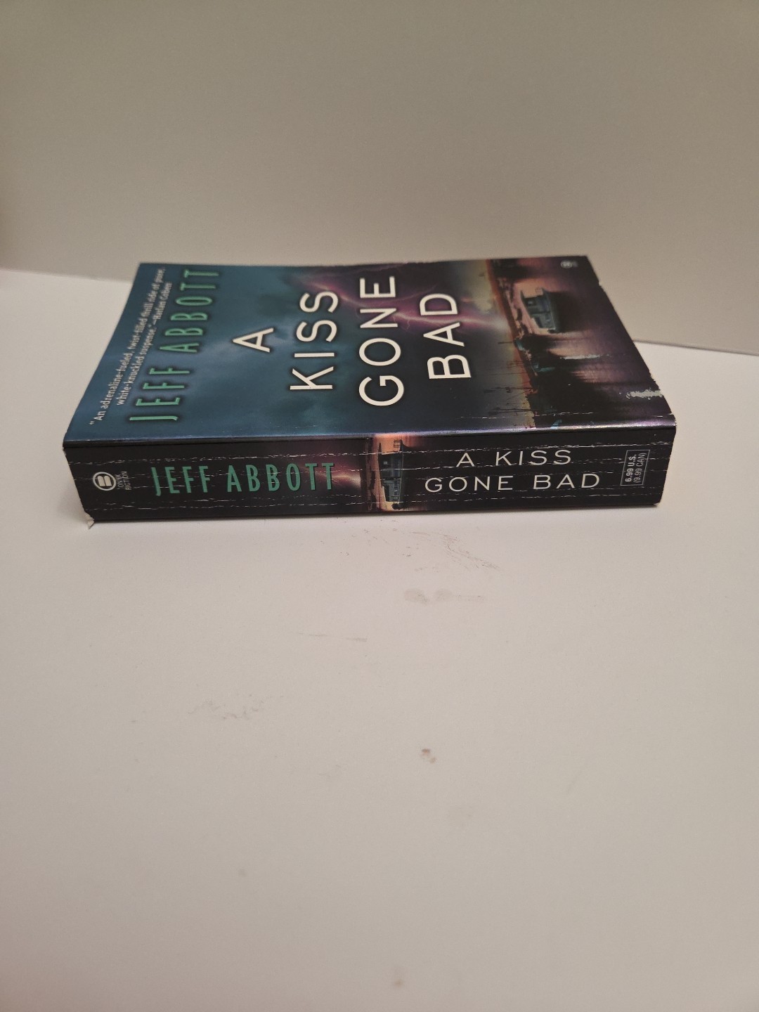 A Kiss Gone Bad by Jeff Abbott (2001 UK- A Format Paperback). #356
