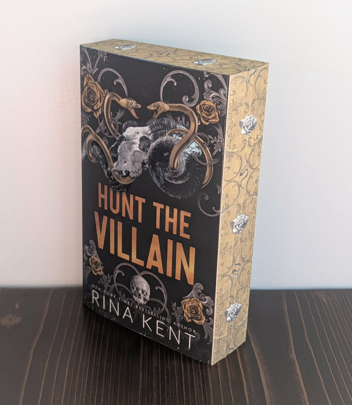 Hunt the Villain (Deluxe Edition) by Rina Kent Paperback