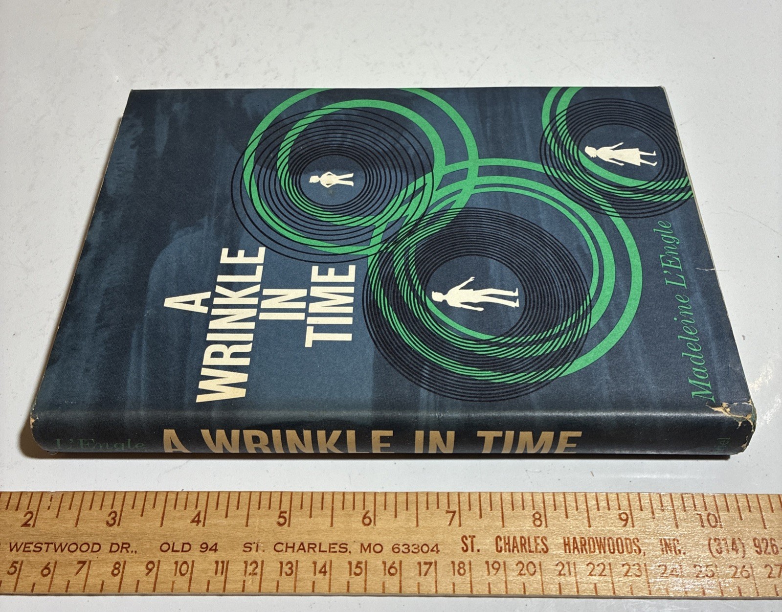 Book A Wrinkle In Time Madeleine L’Engle BCE Science Fiction YA Vintage Books
