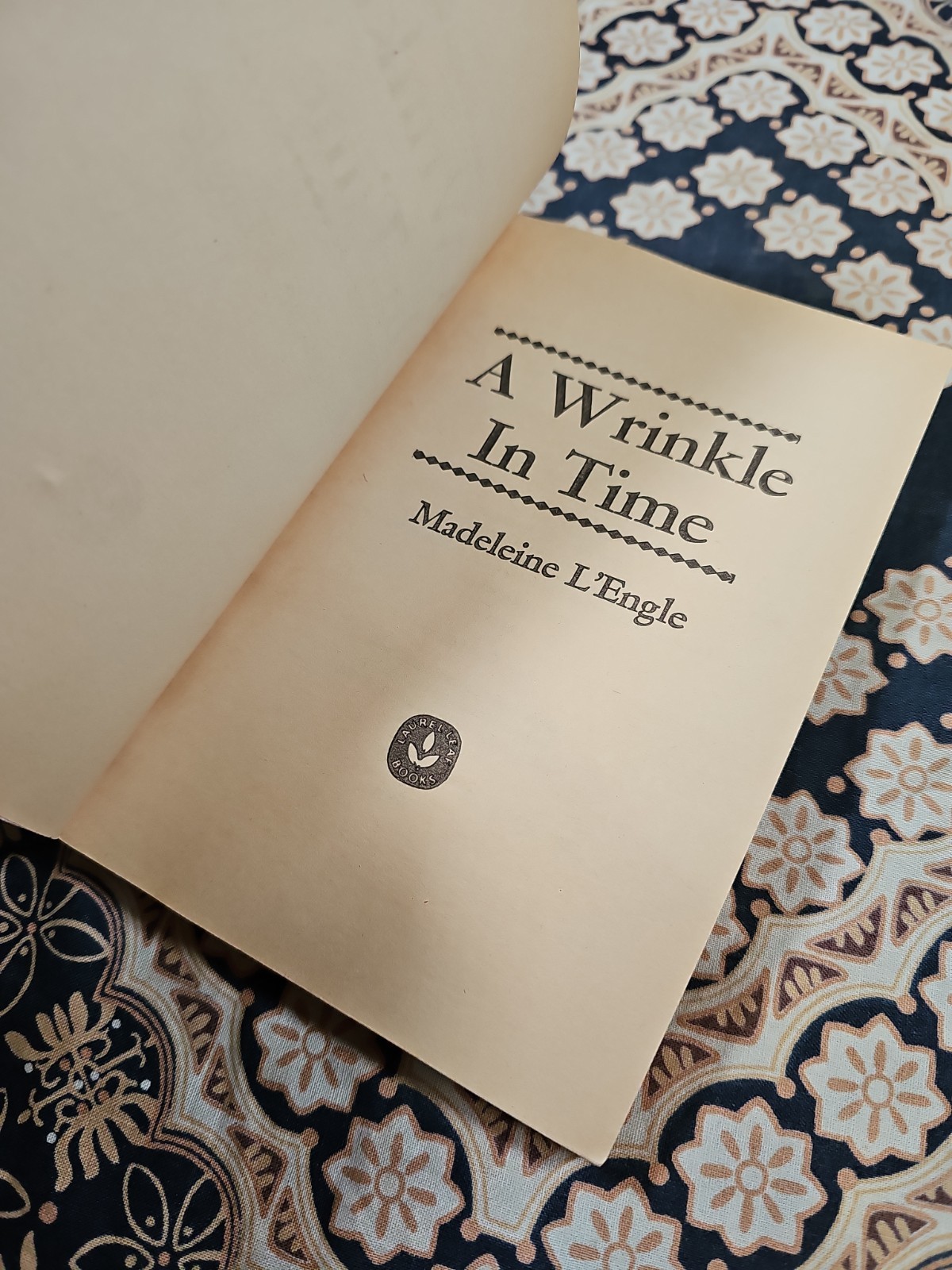 A WRINKLE IN TIME Madeleine L’Engle PB BOOK (c) 1976 Dell Laurel-Leaf BCE ~VG+~